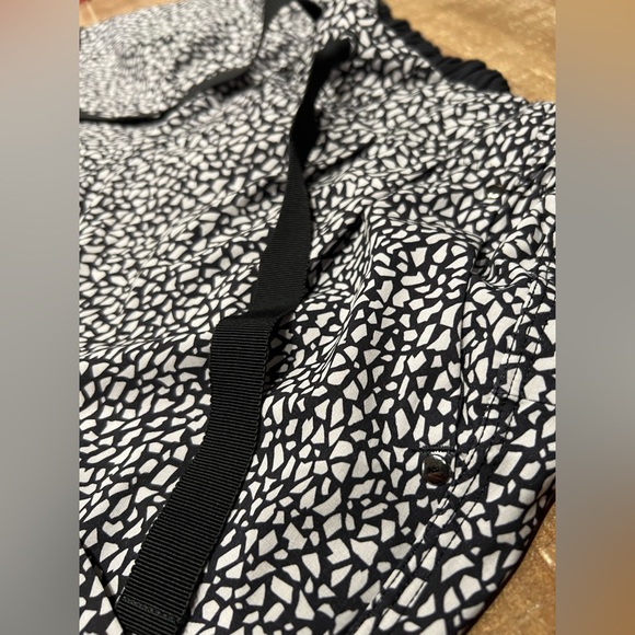 🖤 Lululemon Spring Break Away Short
Miss Mosaic Black - Picture 7 of 11